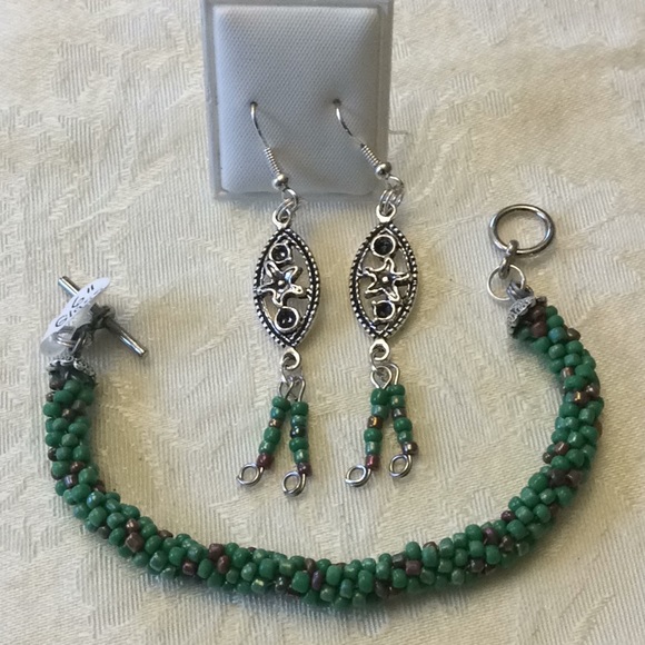 FINAL SALE PRICE Hand Beaded Green Bracelet & Earring Set - Picture 1 of 3